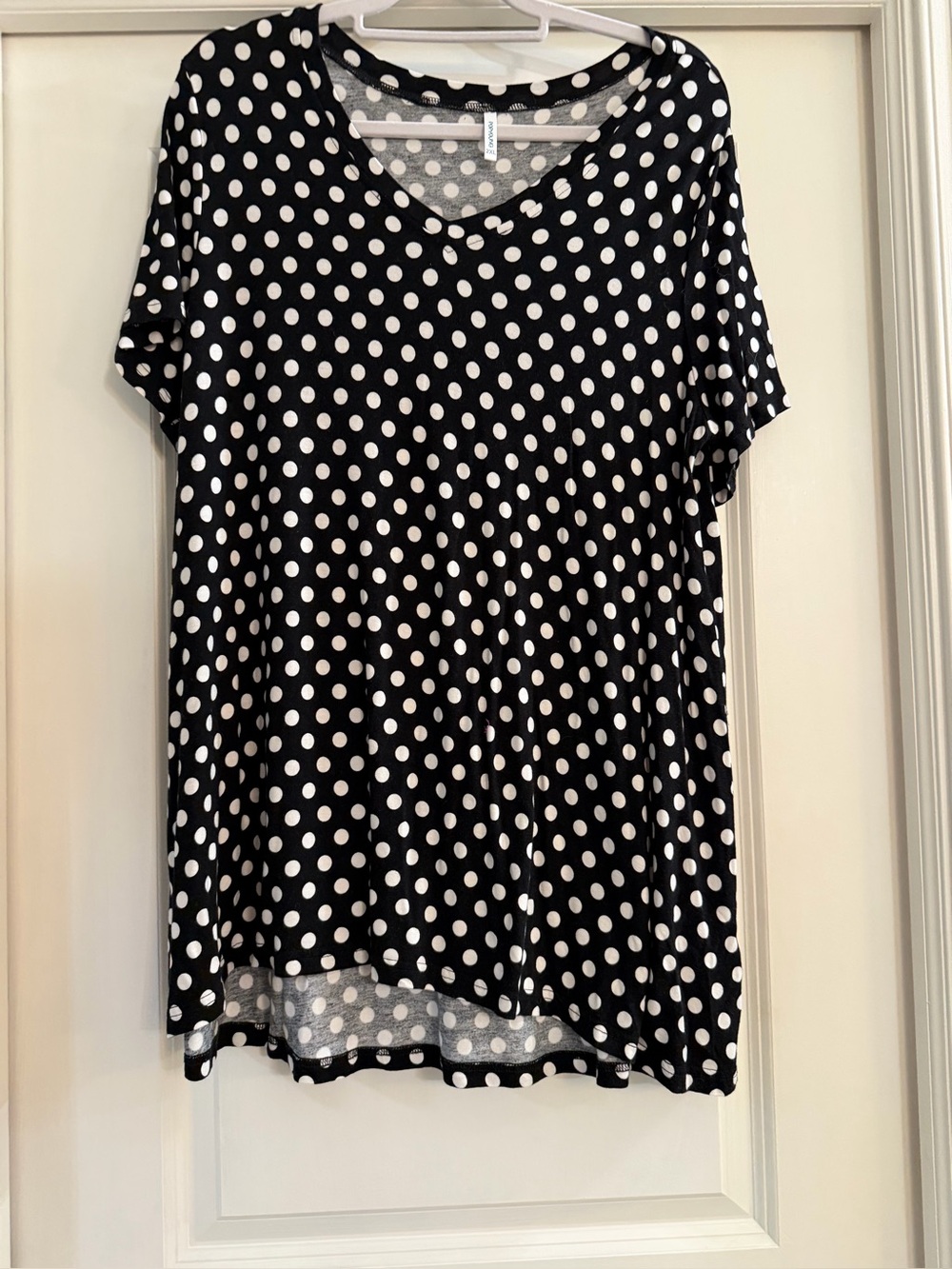 Polka Dot V-Neck Short Sleeve Tee in Black & White